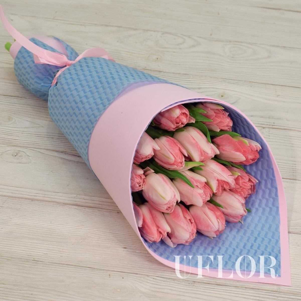Розовые тюльпаны в упаковке