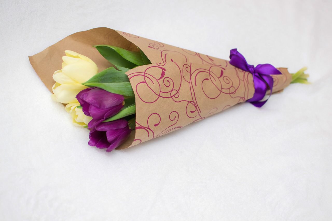 Упаковать тюльпаны в крафт бумагу пошагово. Упаковка тюльпанов в бумагу. Упаковка цветов в бумагу. Тюльпаны в красивой упаковке. Упаковка букета в бумагу.