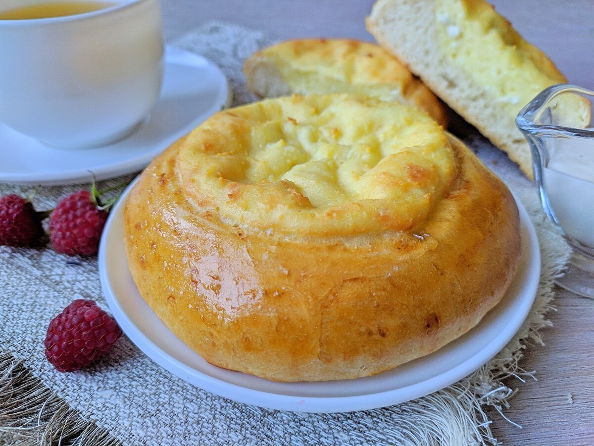 Песочный пирог с ягодами и сметанной заливкой
