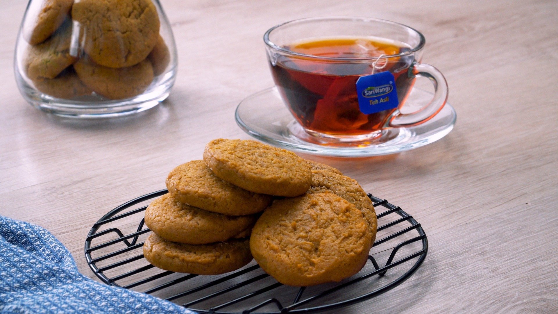 Чай пью с печеньем. Чай с печеньем. Чаепитие с печеньем. Чай с овсяным печеньем. Печенька в чае.