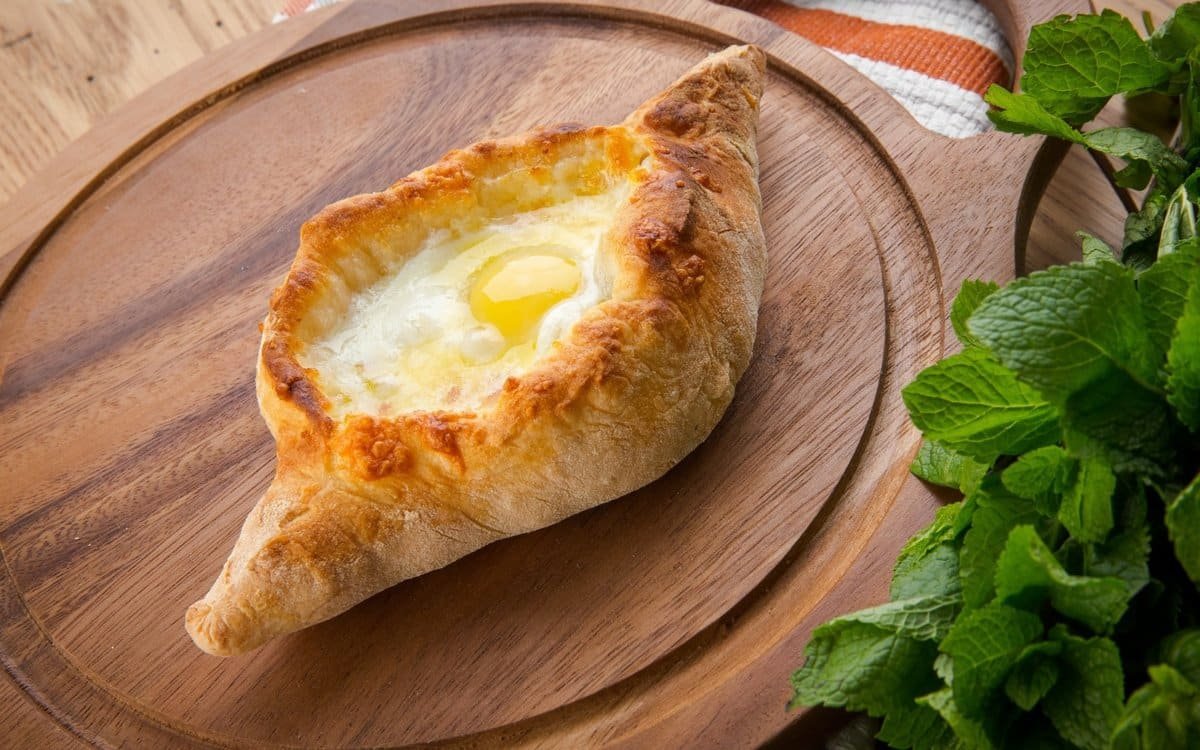 Хачапури по аджарски с беконом