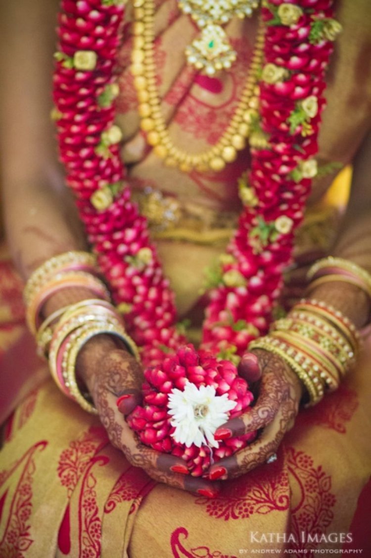 Цветы на индийском языке. Индийские бусы из цветов. Цветочные гирлянды в Индии. Украшение цветами индийские. Традиционные индийские украшения.