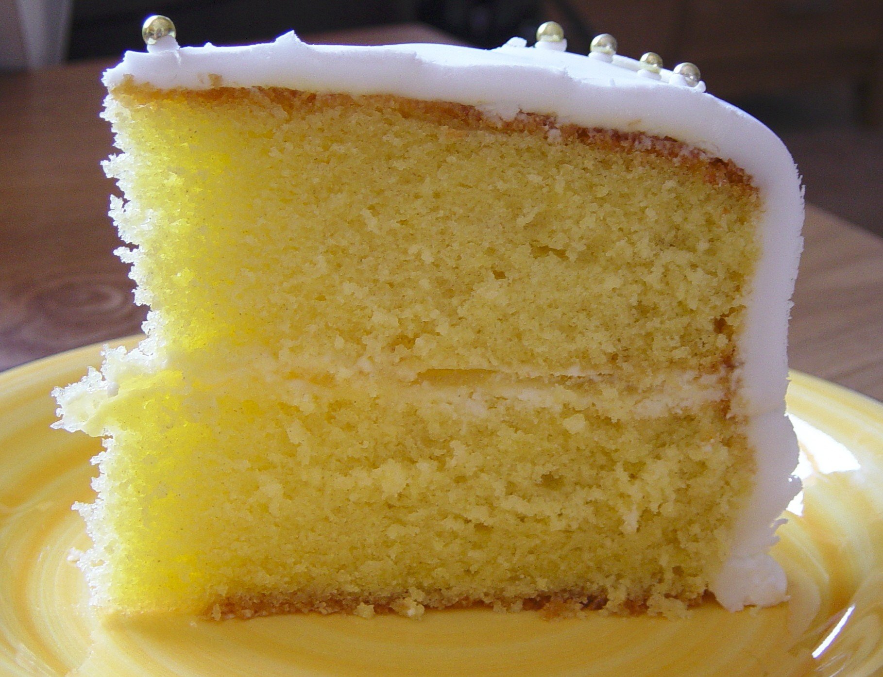 Пирожные без масла. Торт лимонник бисквитный. Торт маковый бисквит лимонный курд. Лимонный бисквит. Лимонный бисквитный торт.