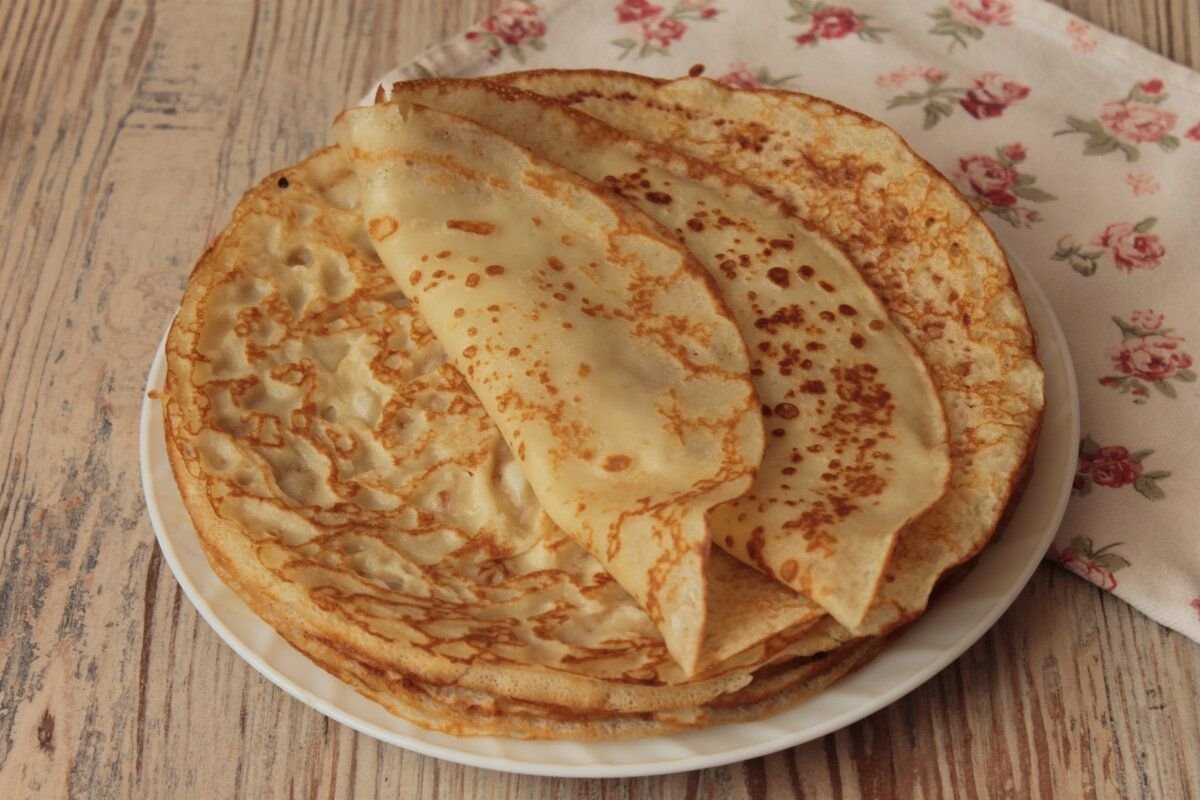 Блины тонкие на сковородке