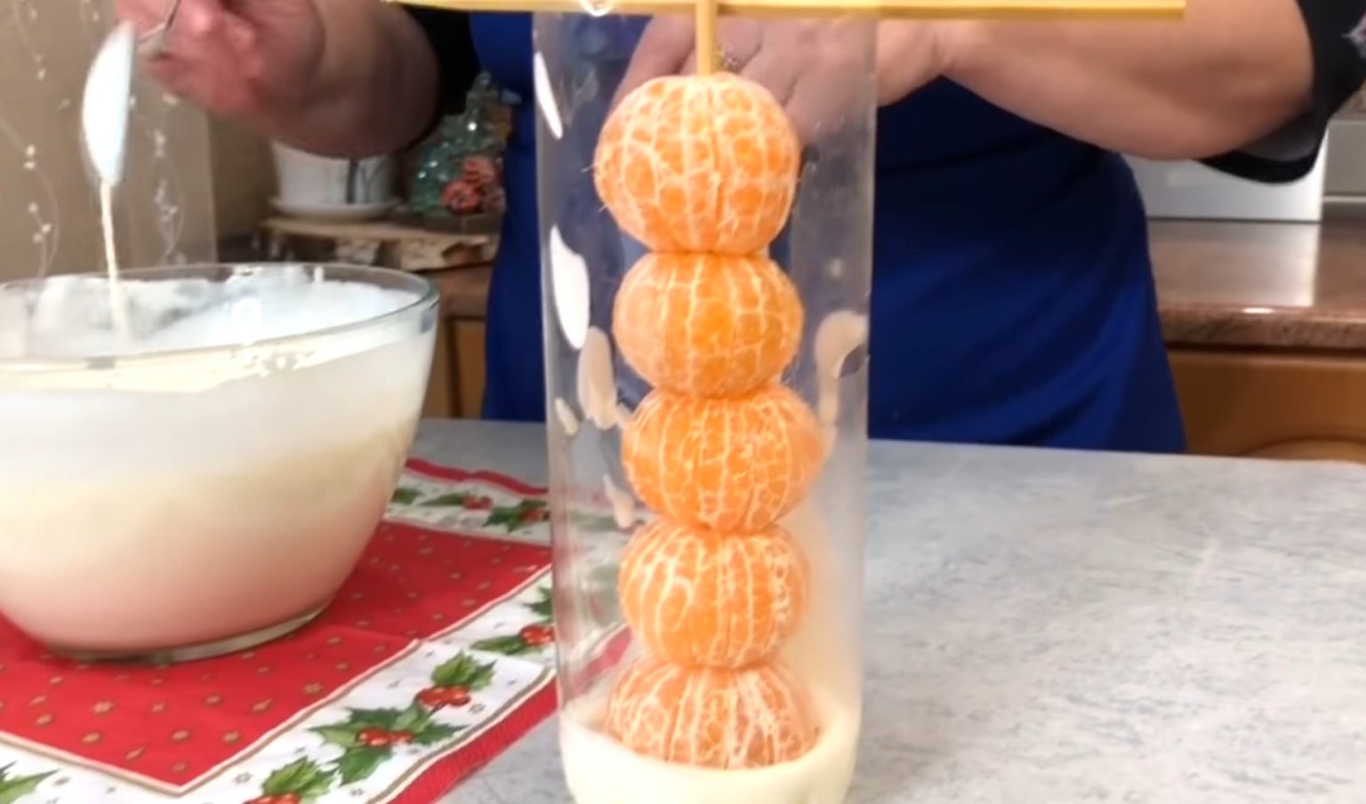 Мандарин в бутылке. Новогодний десерт с мандаринами. Десерт с мандаринами в бутылке. Новогодний десерт из мандаринов. Мандарины в сметанном желе в бутылке.