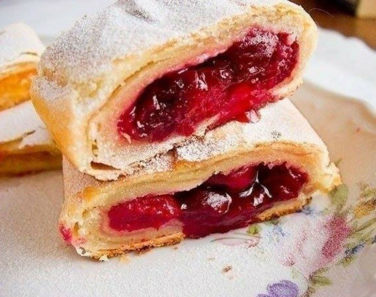 Творожно вишневый штрудель