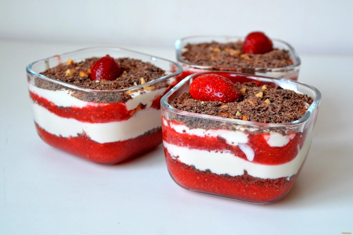 Десерт с клубникой и творогом