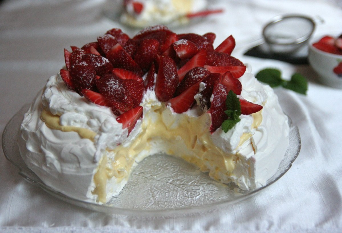 Меренговый торт с клубникой