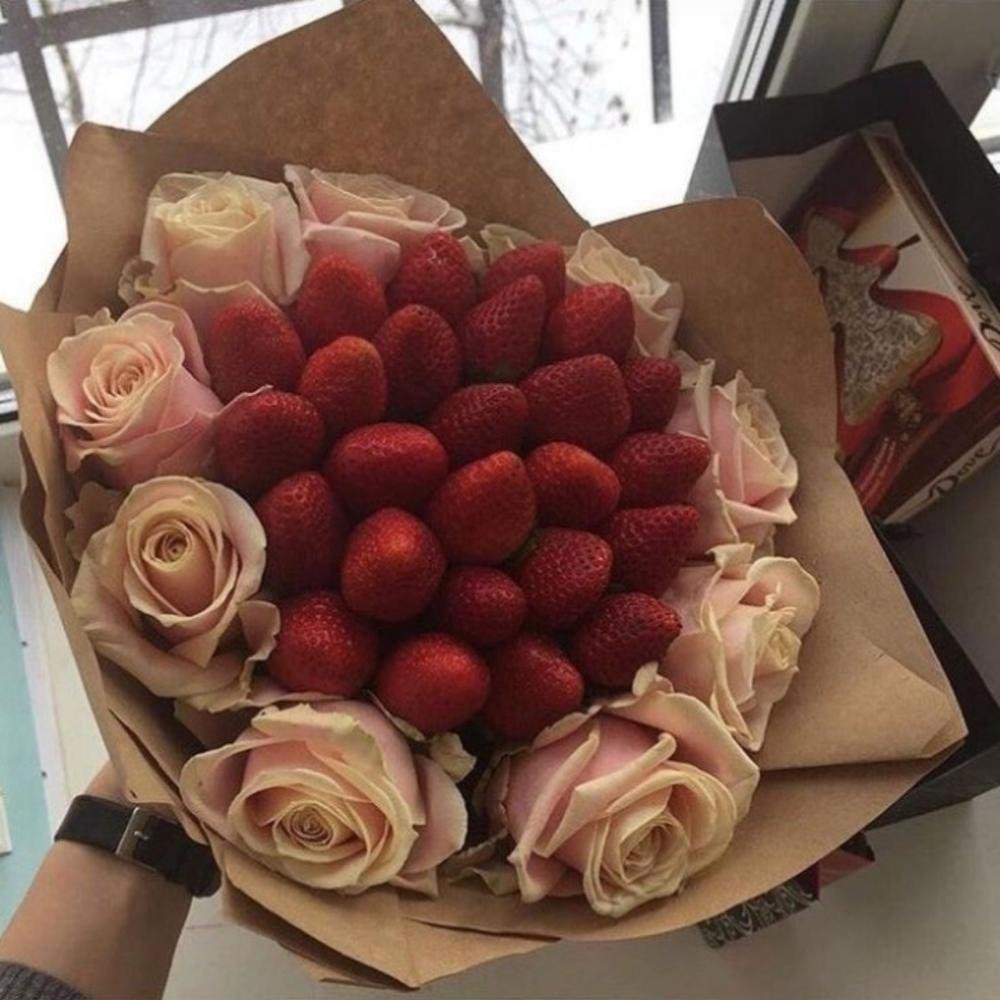 Букет роз с клубникой