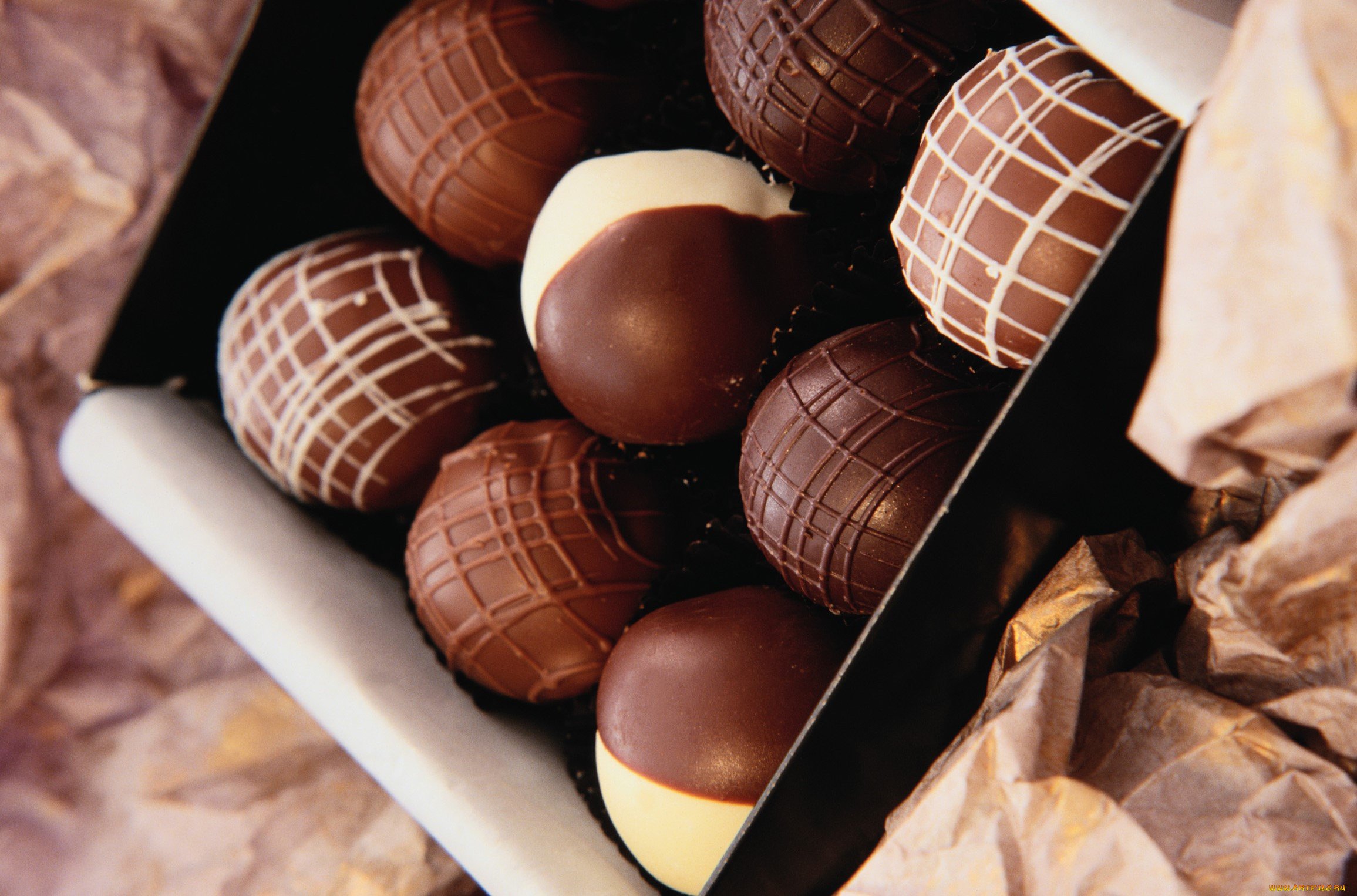 Конфеты шарики в шоколаде. Конфеты шарики шоколадные. Сладкие шоколадные шарики. Коробка для шоколадных шаров. Сочинские сладости.