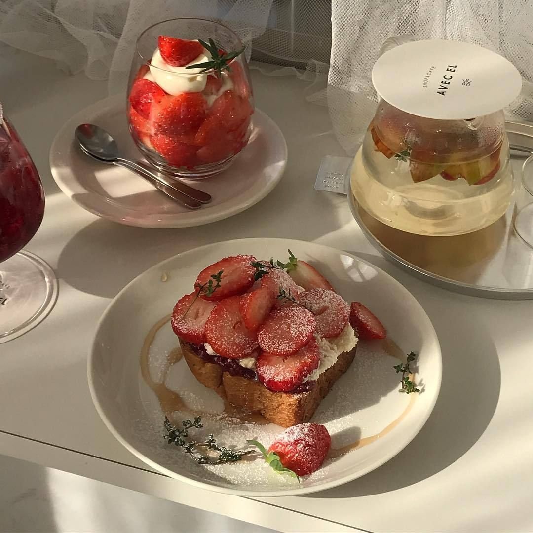 Анна Павлова с клубникой