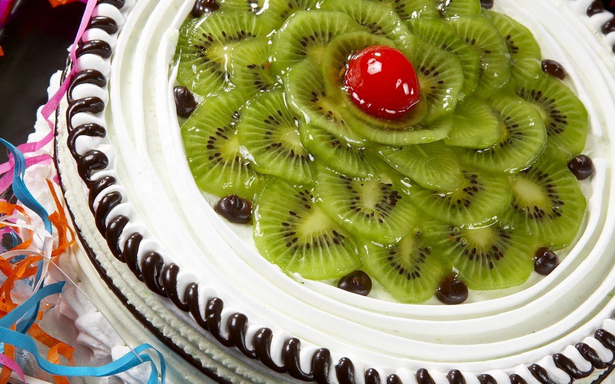 Торт с киви и клубникой