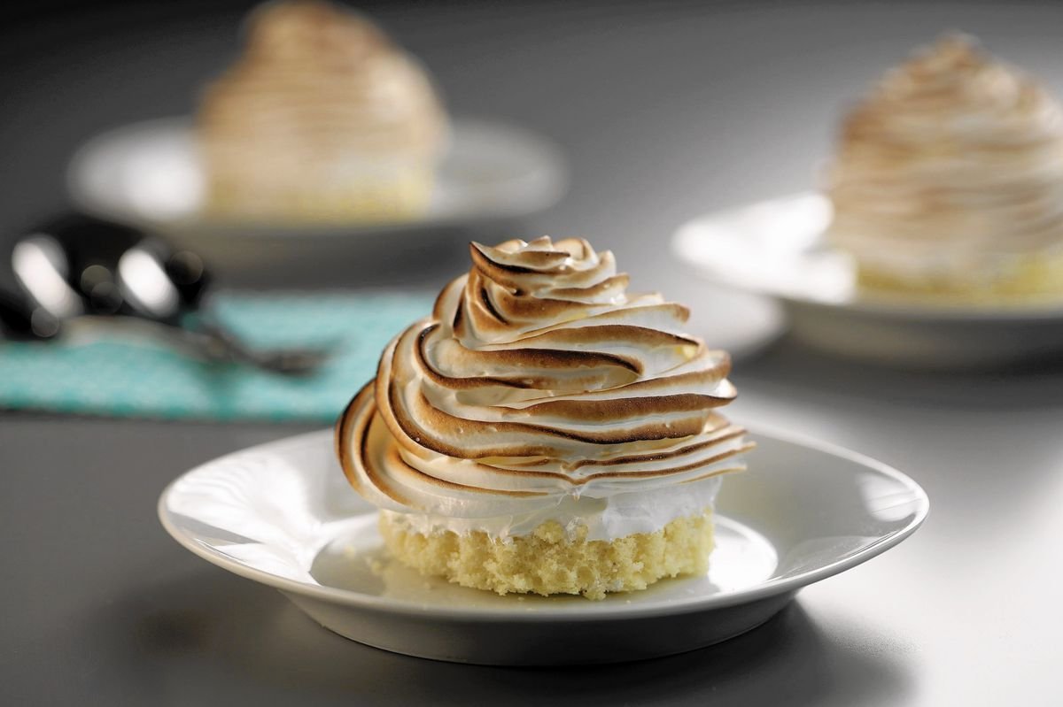 Десерт Baked Alaska