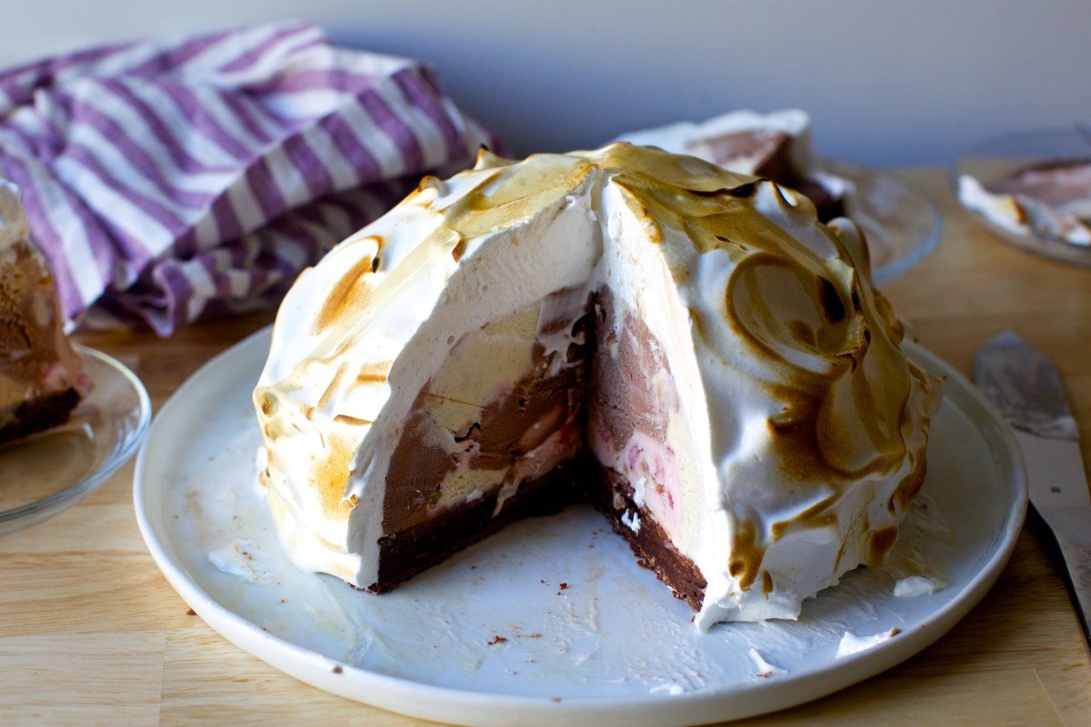 Десерт Baked Alaska