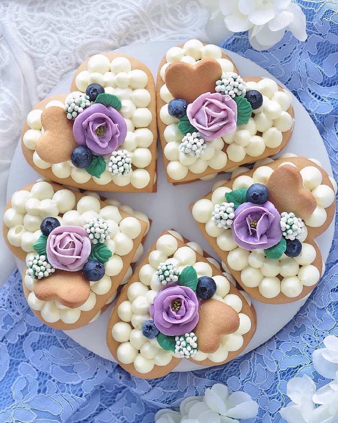 Пироженки из медовых коржей