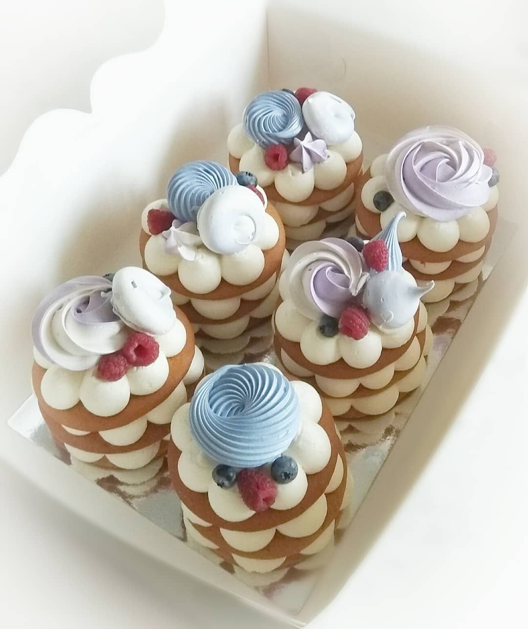 Пироженки из медовых коржей