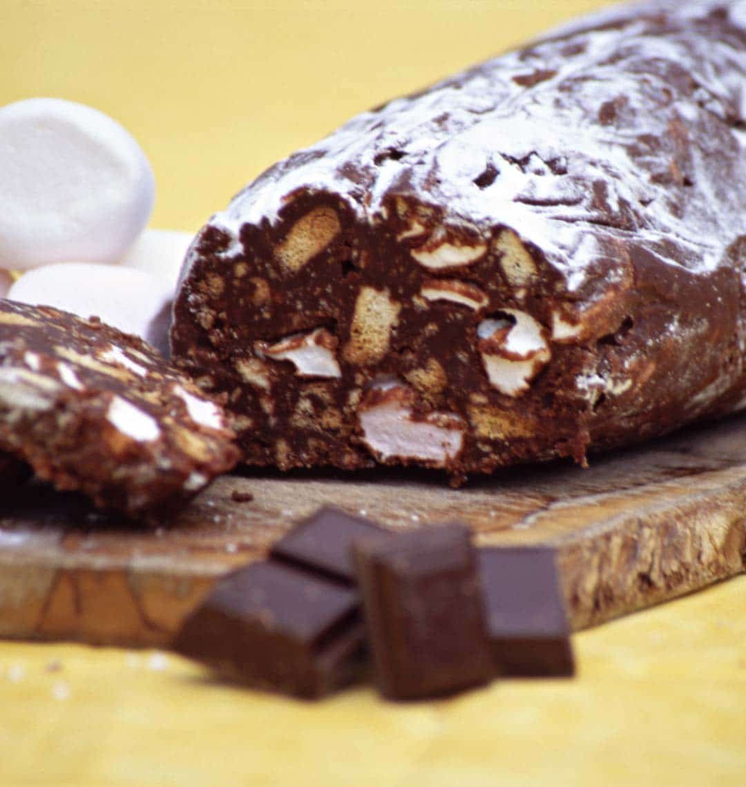 Торт колбаска рецепт. Шоколадная колбаса. Шоколадная колбаска. Пирожное шоколадная колбаска. Десерт шоколадная колбаска.