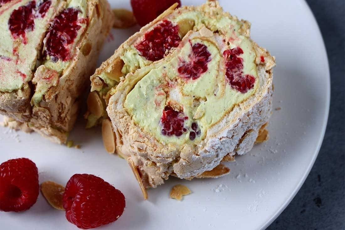 Меренговый рулет с фисташками
