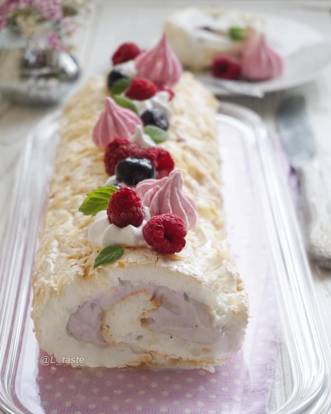 Лимонный меренговый рулет