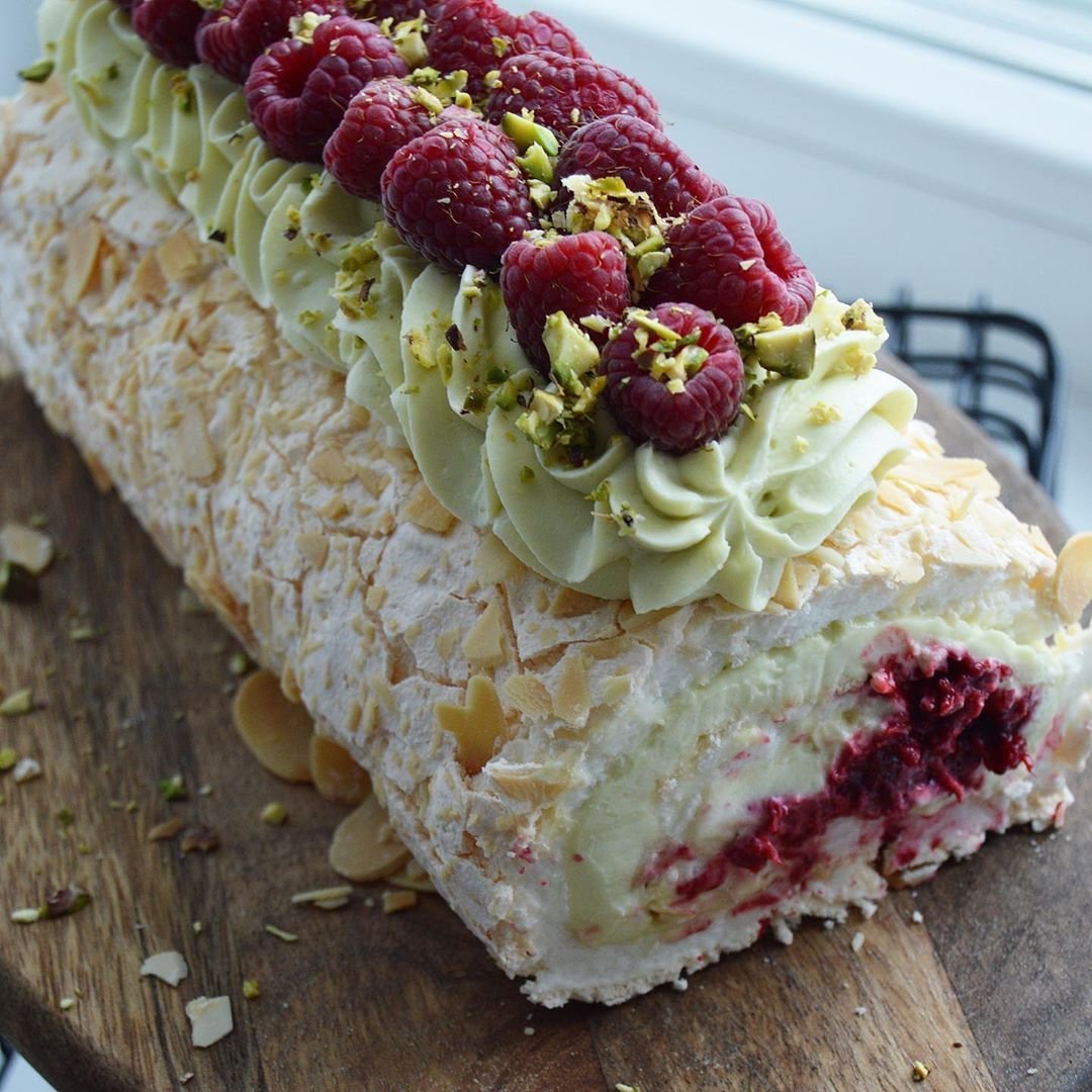 Меренговый рулет с клубникой