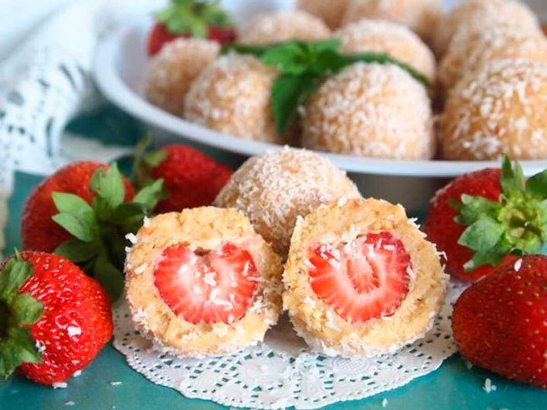 Десертные шарики с клубникой
