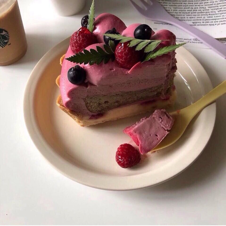 Десерт с сыром маскарпоне и печеньем и ягодами