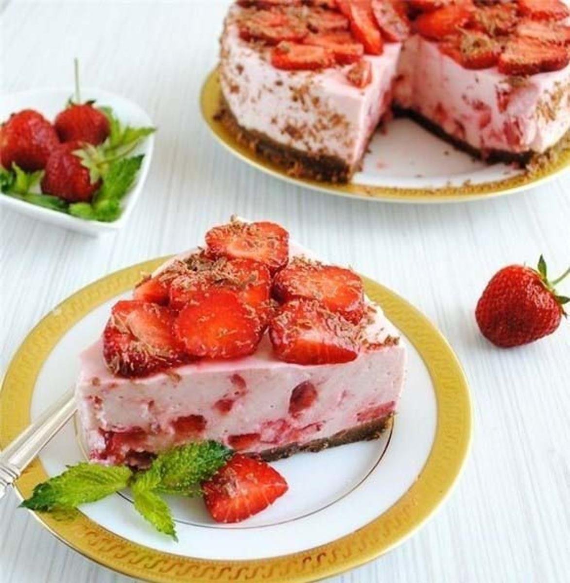 Торт с клубникой без выпечки
