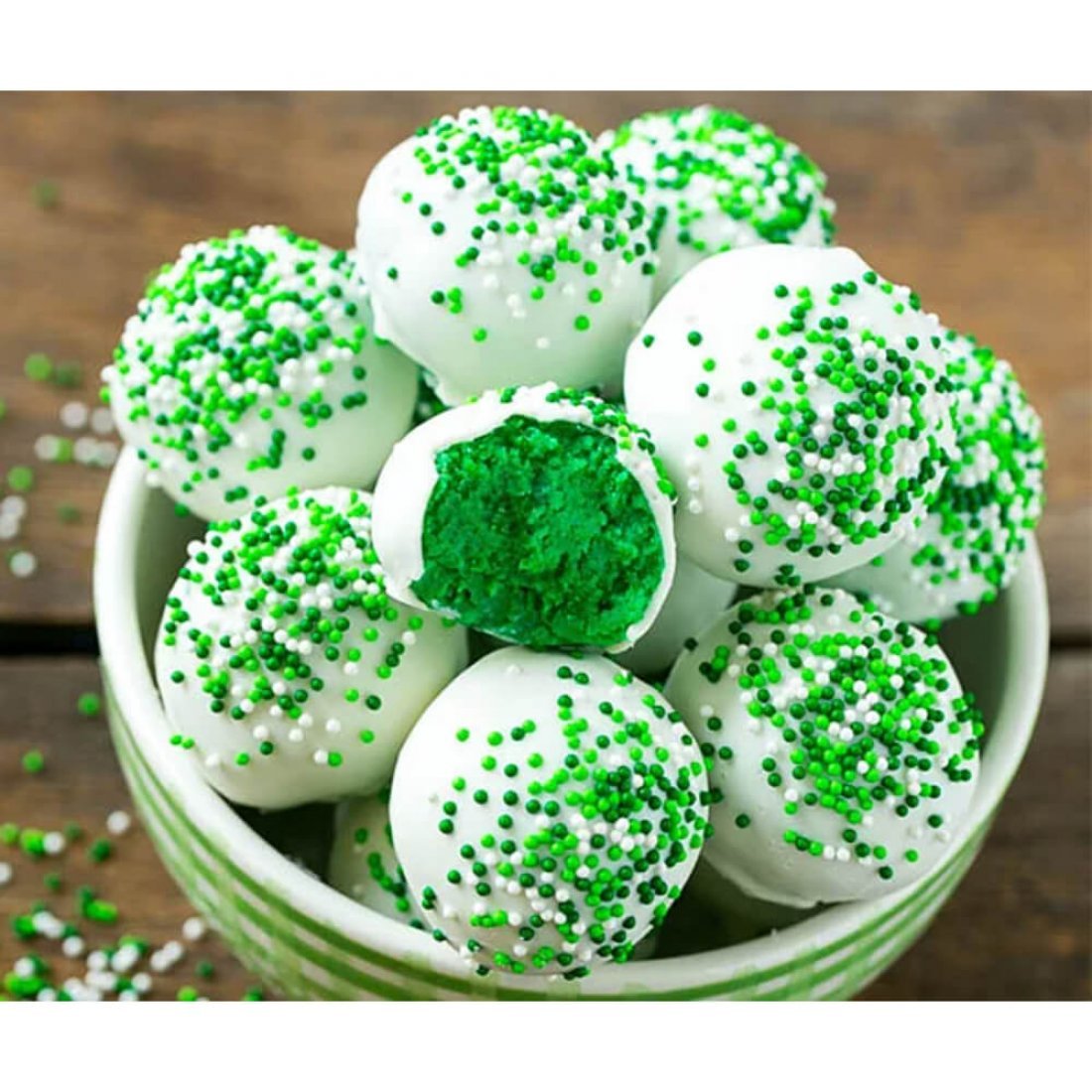 Зеленые сладости. Зеленые вкусняшки. Вкусняшки зеленого цвета. Зеленый десерт.