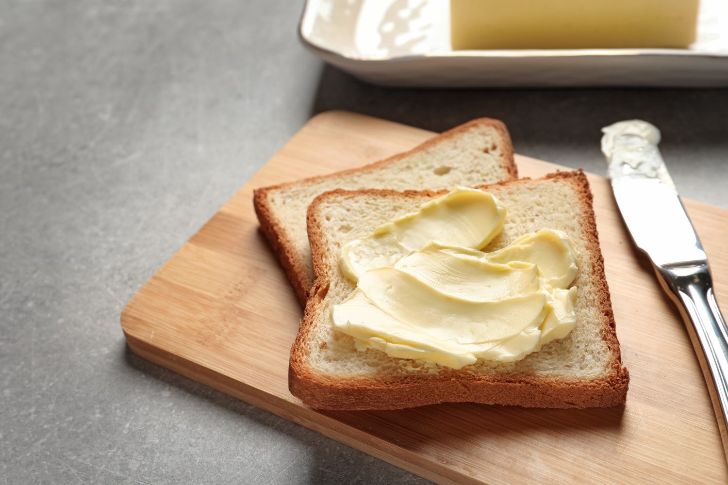 Сливочное масло девочка. Сливочное масло на хлебе. Бутерброды с маслом на завтрак. Бутерброд хлеб с маслом. Сливочное масло на хлебебе.