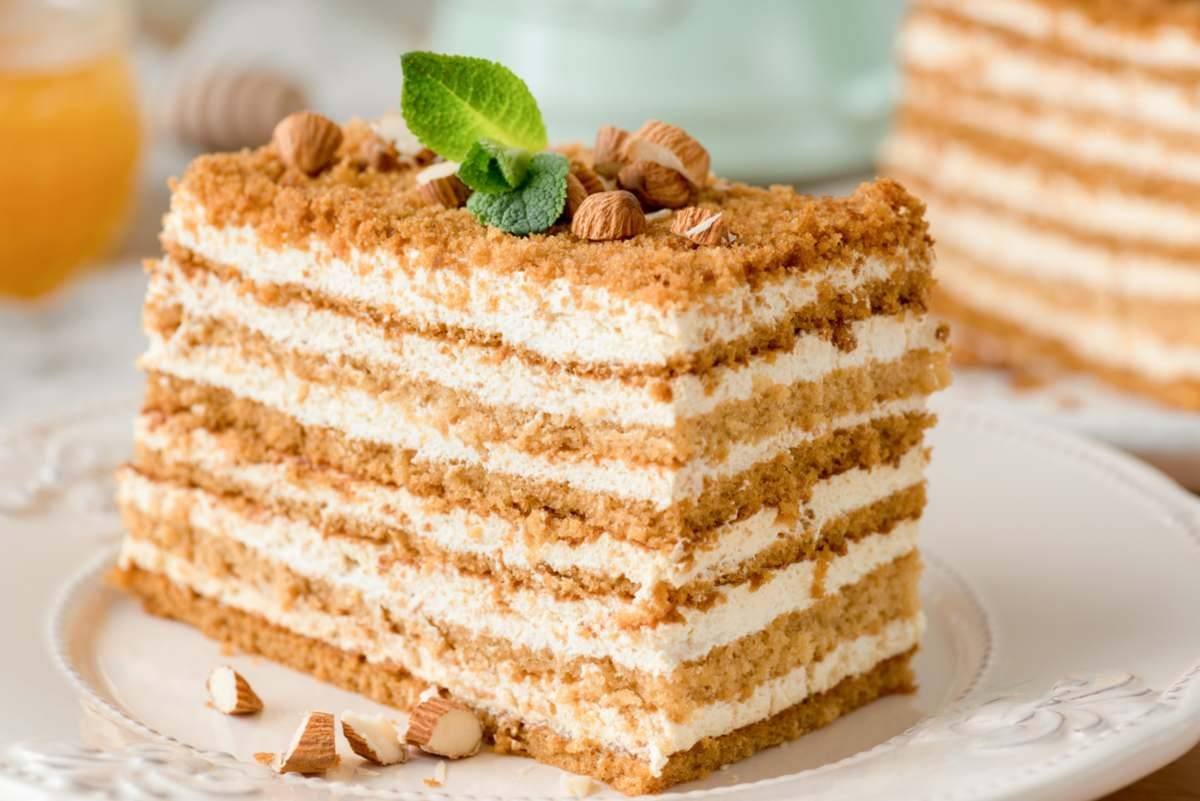 Королевский медовик с черносливом и орехами