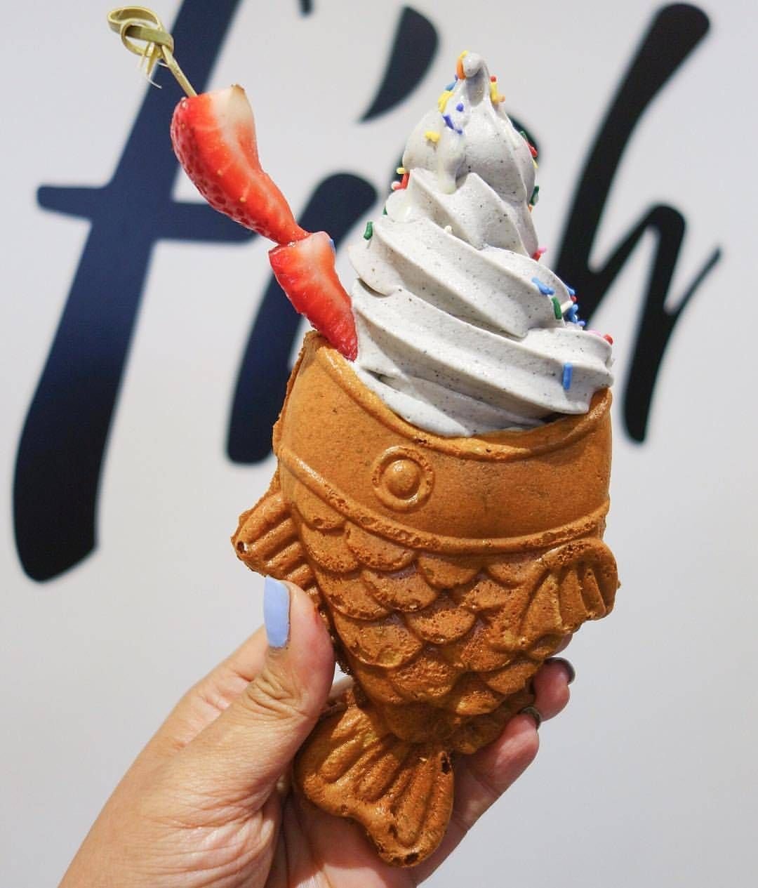 Самый необычный вкус. Тайяки Парфе. Рыбка тайяки с мороженым. Тайяки японское мороженое.. Вафли тайяки в Японии.