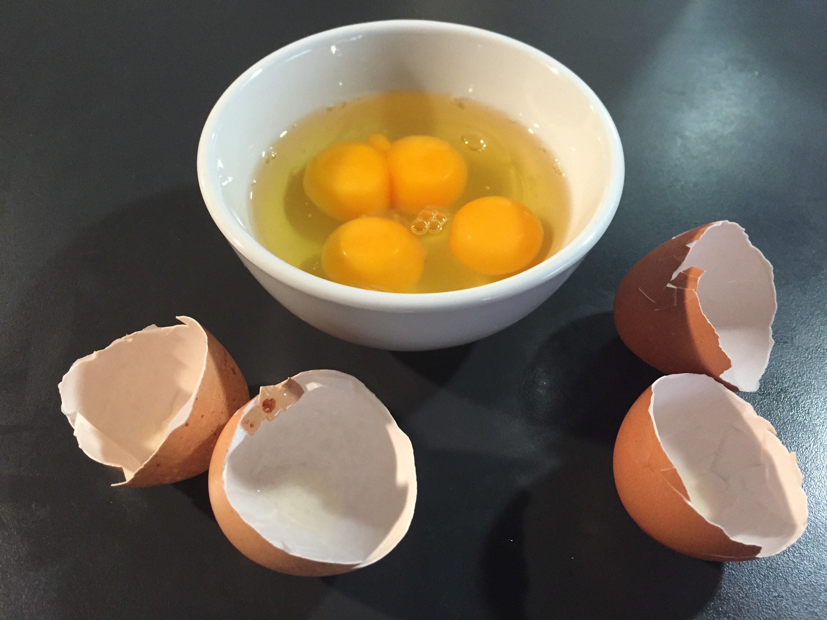 Разбитые яйца 2. «Желток яйца», 1989. Сырое яйцо. Тарелка для яиц. Разбитые яйца в тарелке.