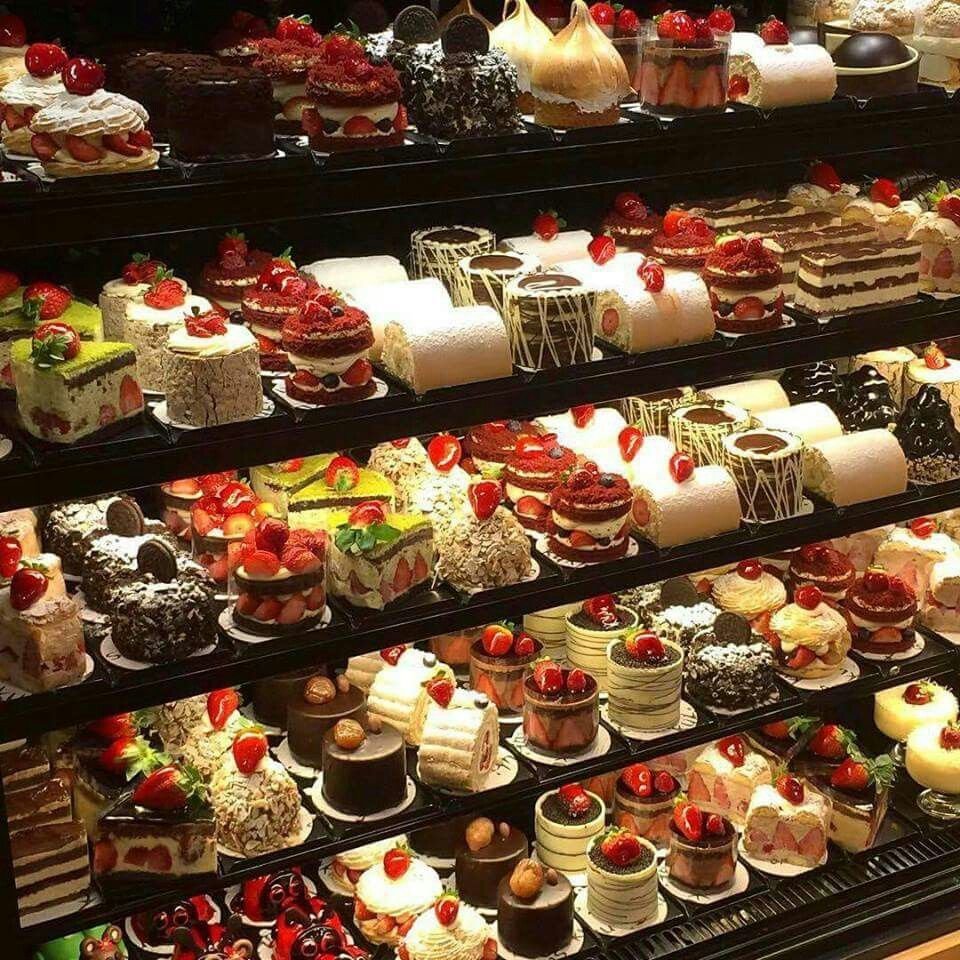 Ноги в постели с кружкой