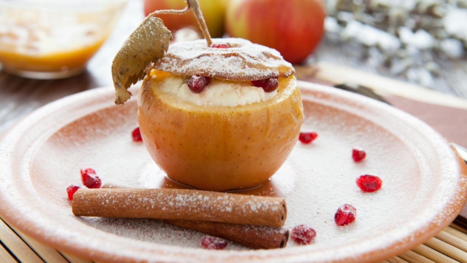 Яблоки печеные без сахара. Запеченные яблоки. Творог с яблоком. Печеные яблоки с творогом. Десерт с яблоком и корицей.