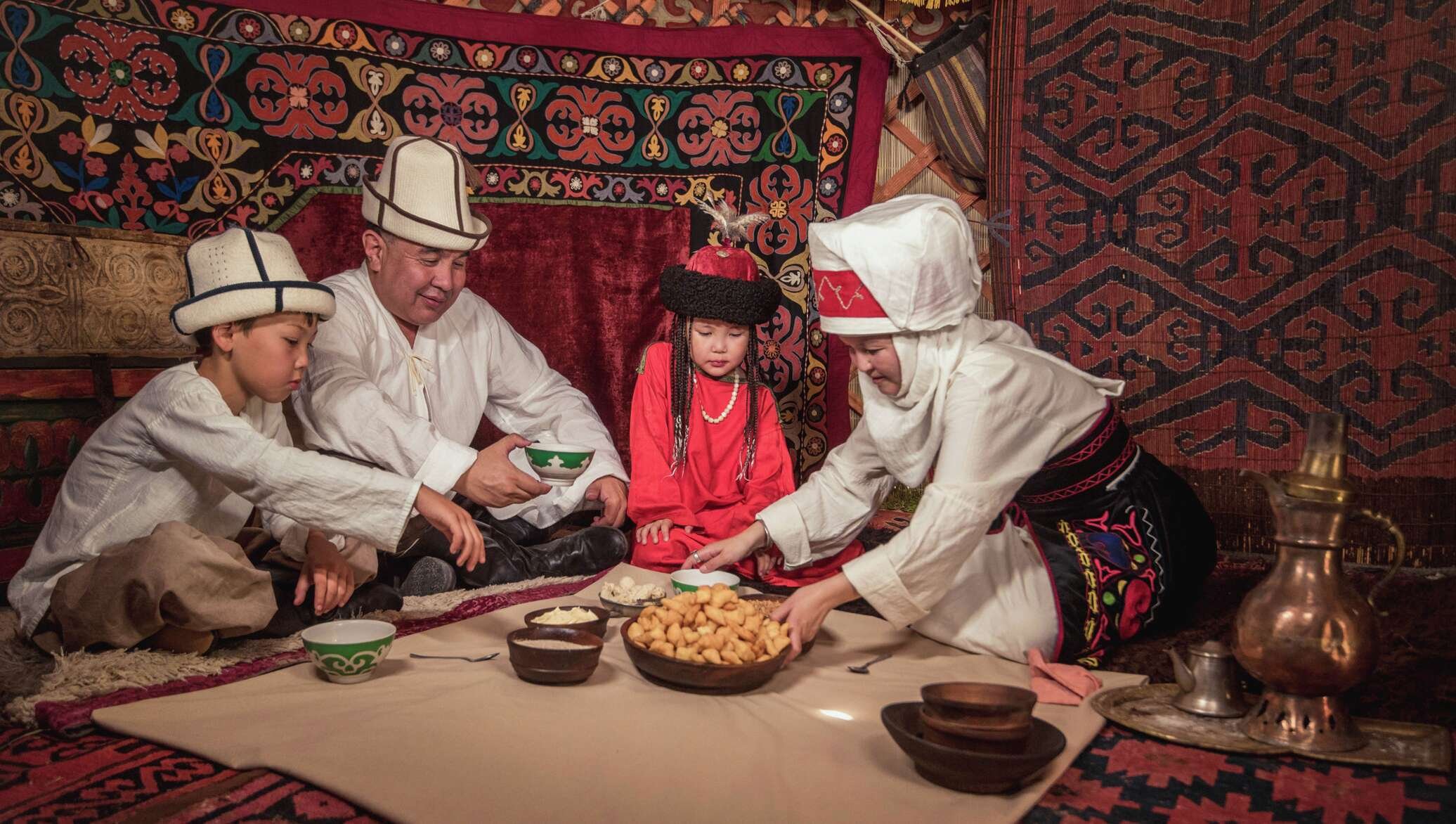 Kazakh me. Кыргызская семья в Юрте. Казахская юрта Национальная одежда казахов. Семейные традиции казахского народа. Кыргызские национальные традиции.