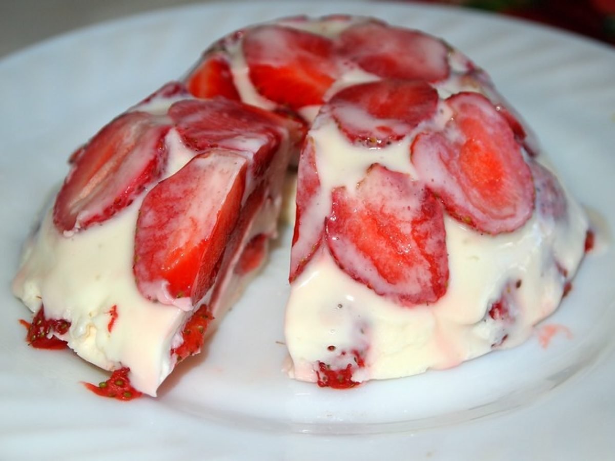 Сметанный десерт с желатином и клубникой