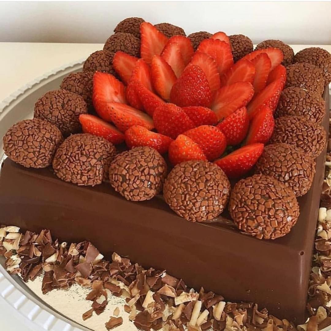 Шоколадный торт с клубникой