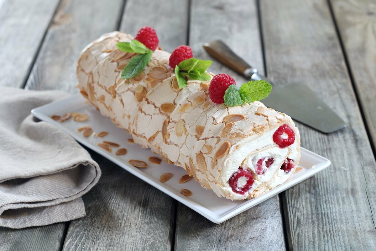 Меренговый рулет с малиной