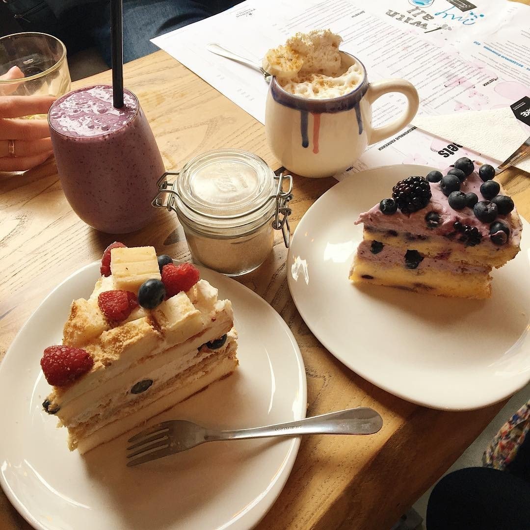 Пирожное в кофейне
