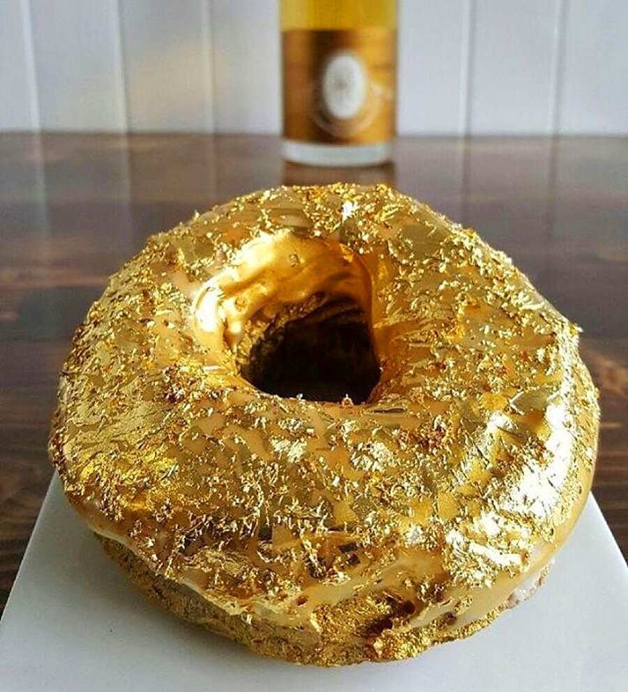 Пирожное с золотом