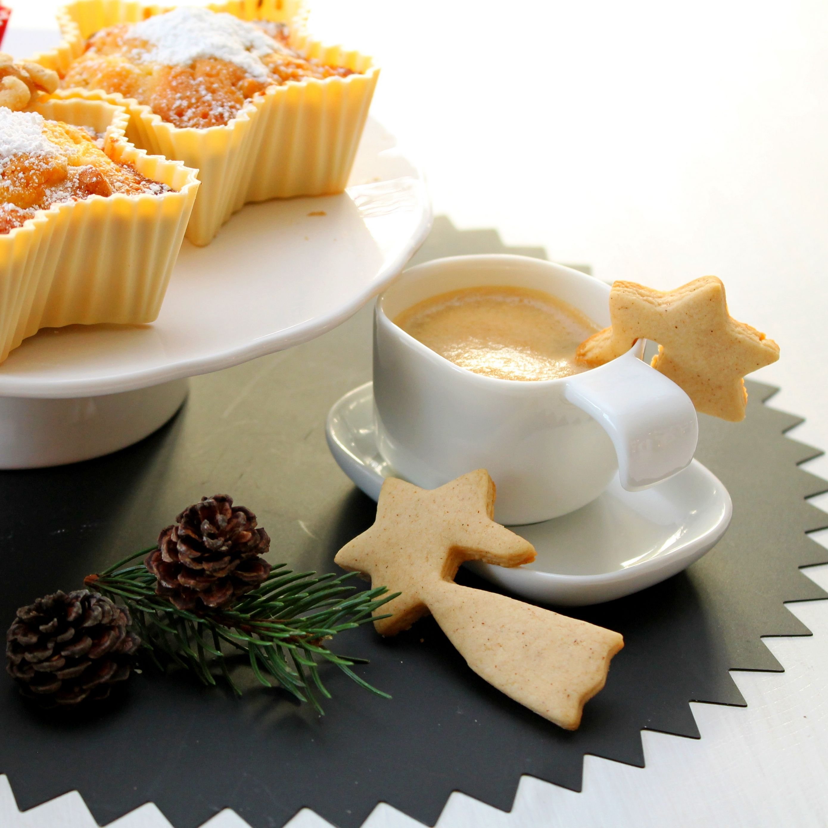 Dessert cup. Красивые пирожные и кофе. Новогодний завтрак. Новогодние Десерты. Кофе и десерт.