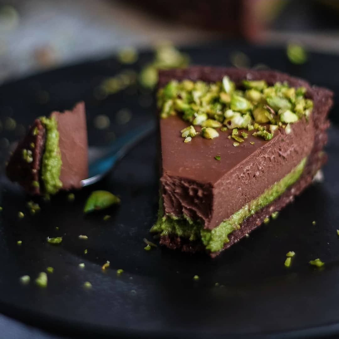 Украсить торт фисташками