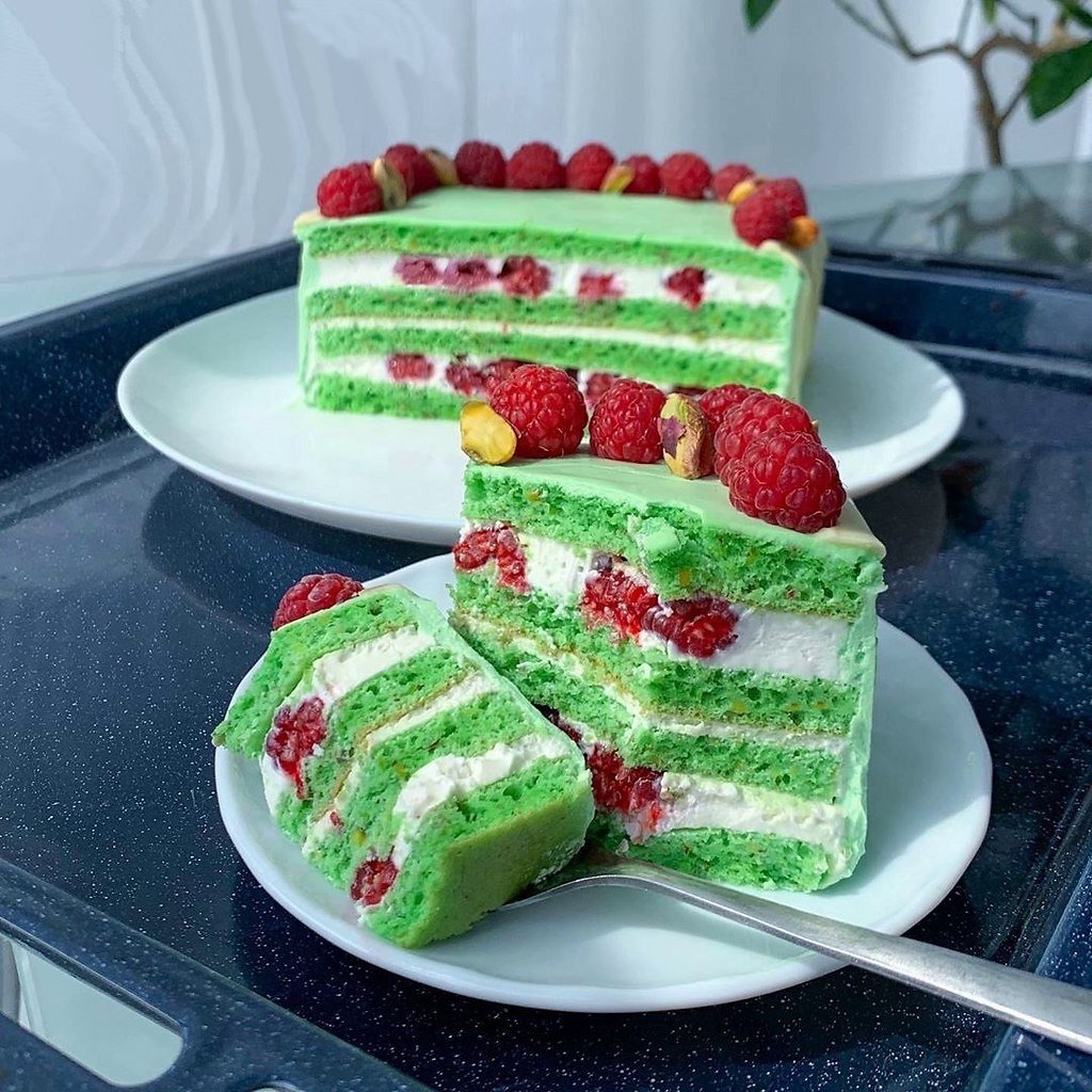 Торт с зеленым декором