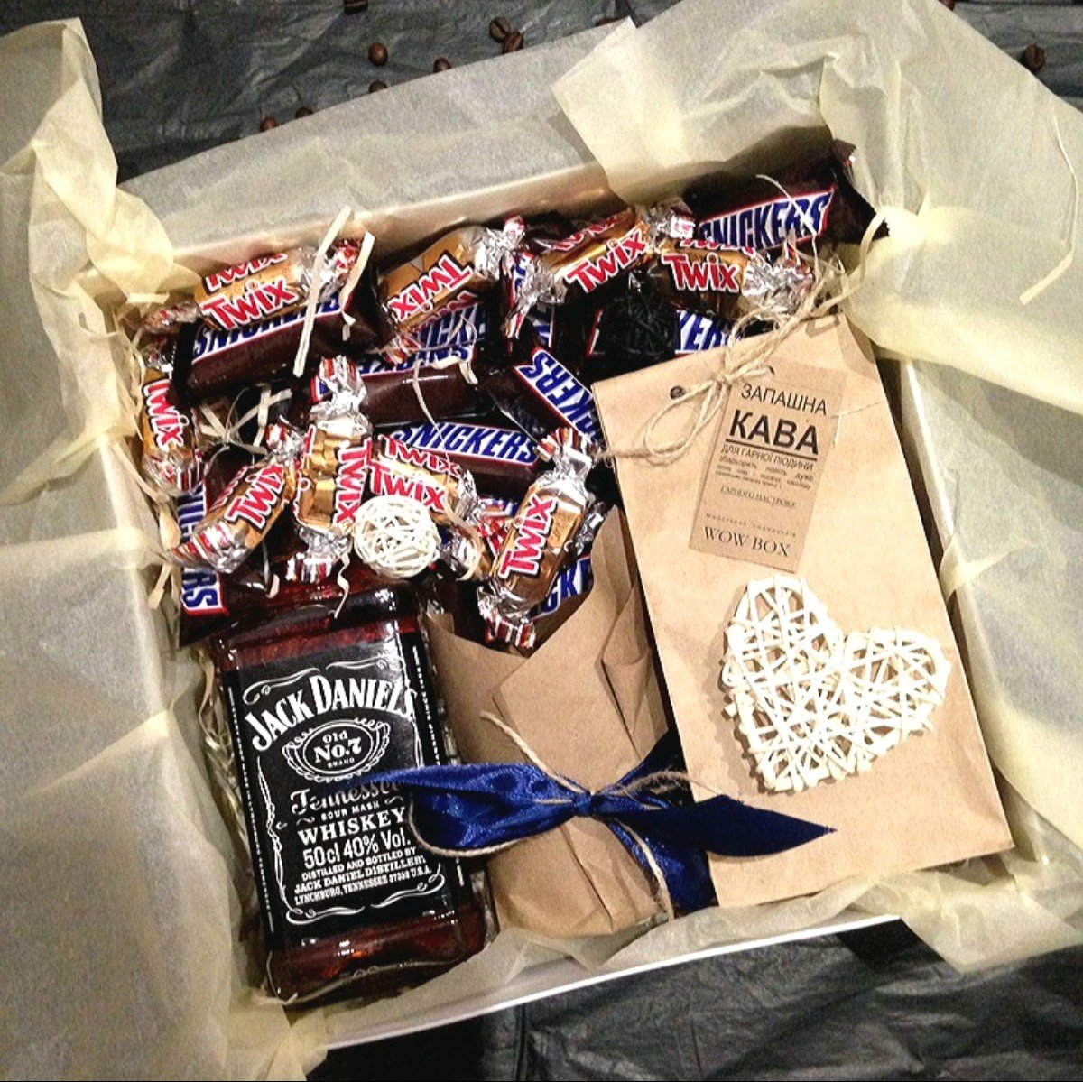 Сладости парню. Набор сладостей для мужчины. Коробка со сладостями парню. Сладкий набор для мужчины. Подарочный набор сладостей.