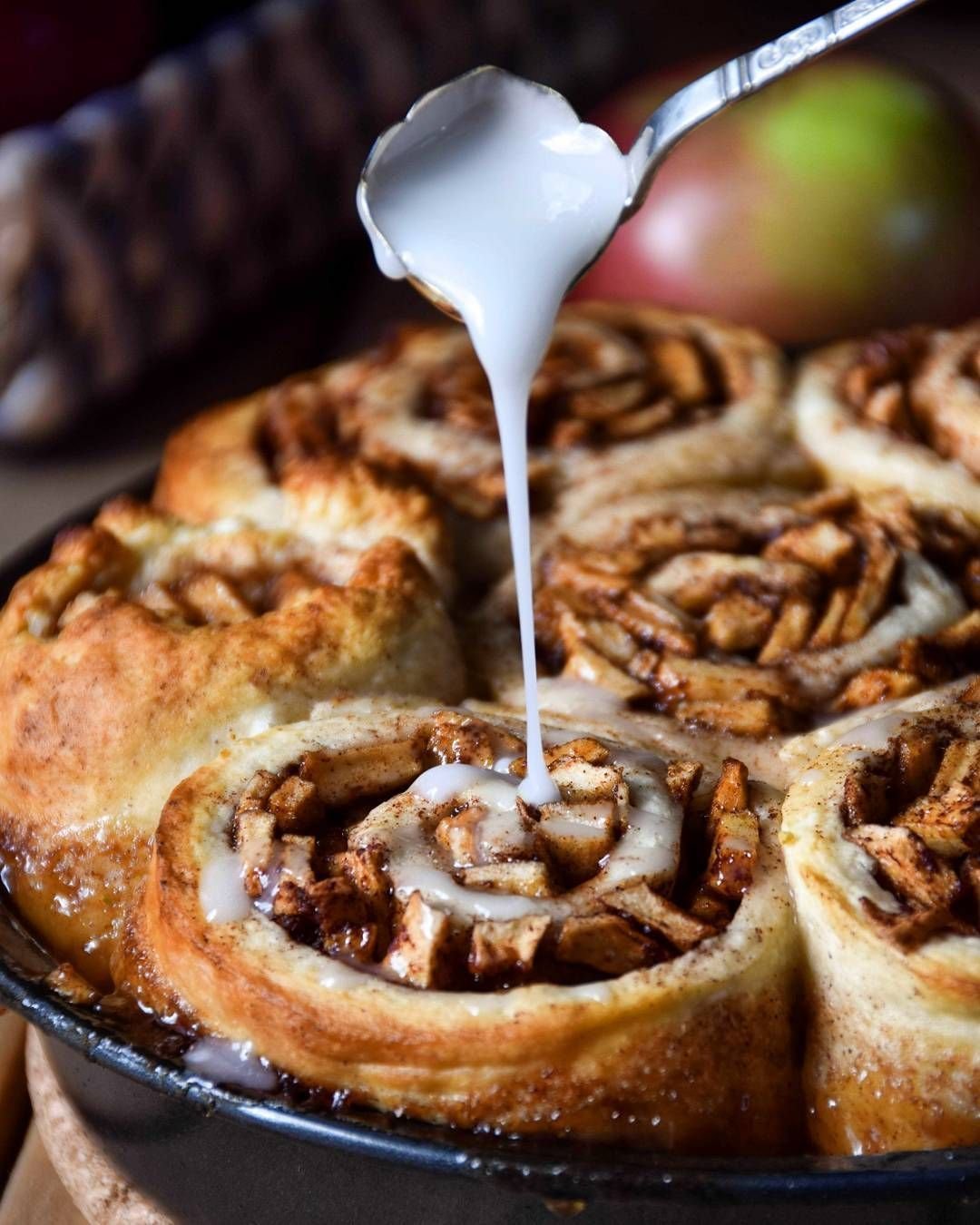 Булочки с яблоком и корицей