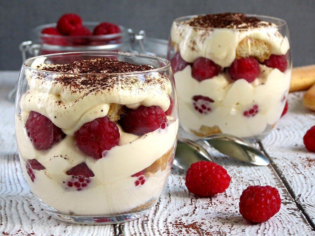 Кусок торта с клубникой