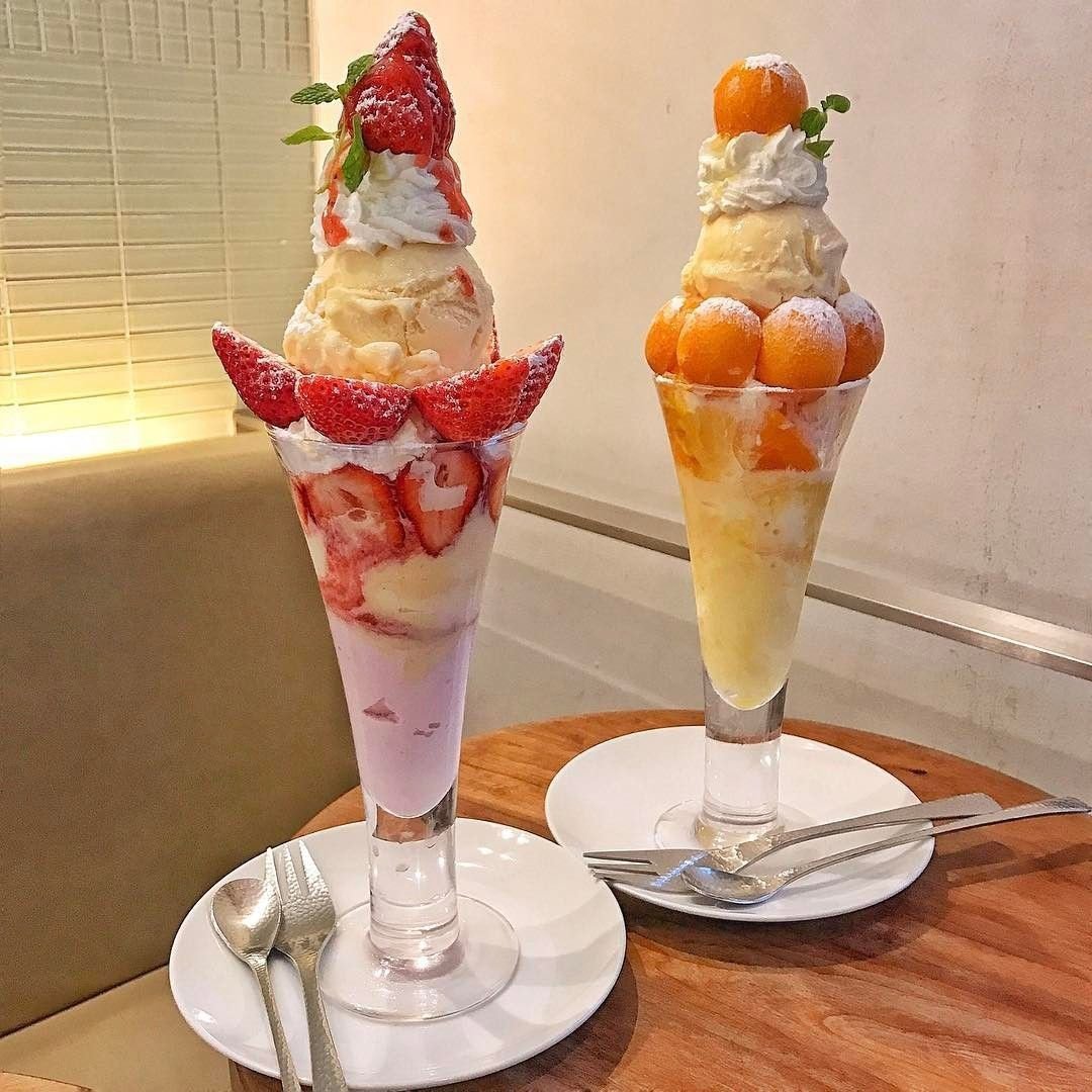 Десерт из мороженого в кафе