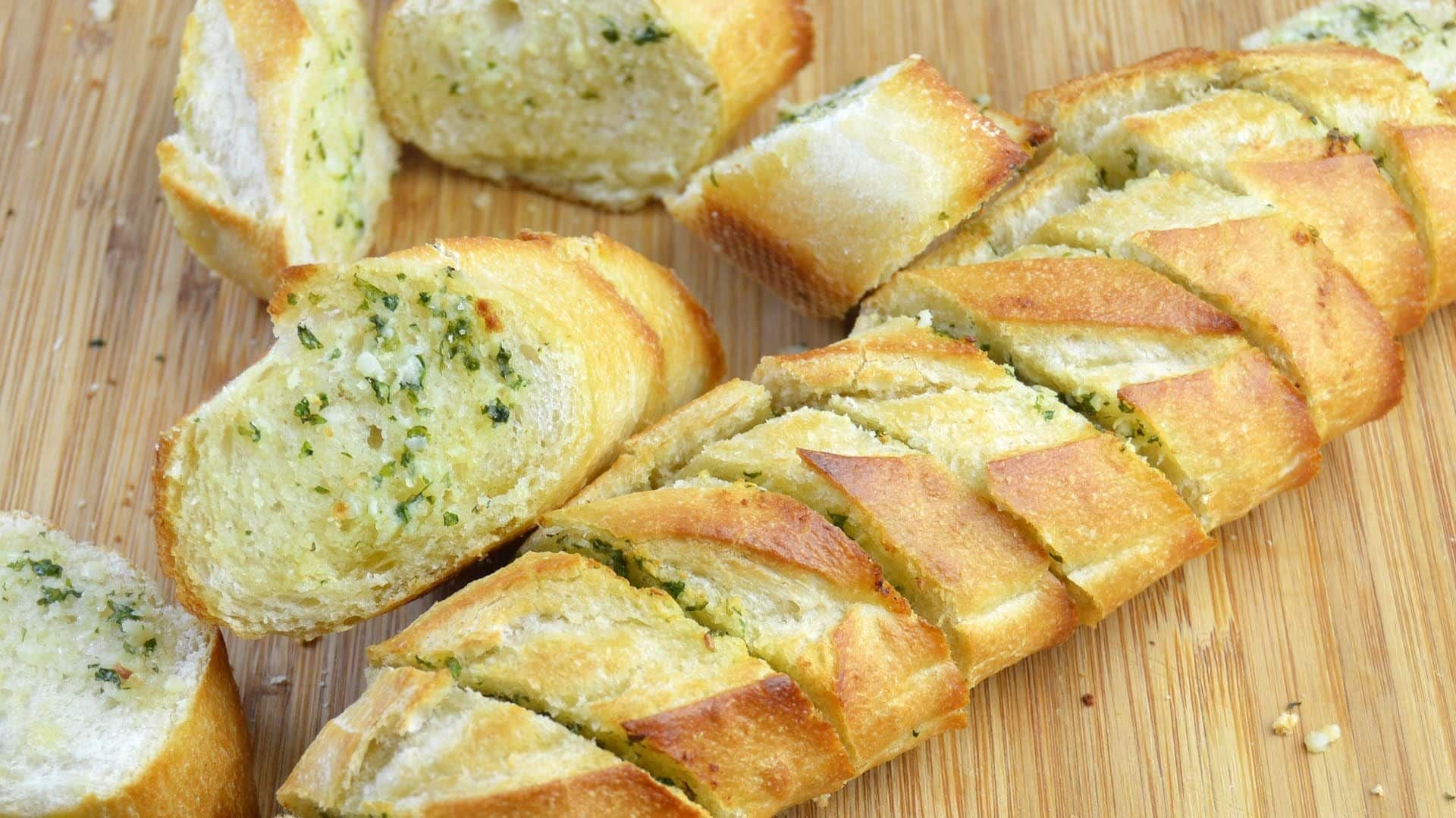 Рецепт хлеб чеснок масло. Батон с чесноком и зеленью. Багет с сыром и зеленью. Багет с чесноком и зеленью. Багет с чесночным маслом и зеленью.