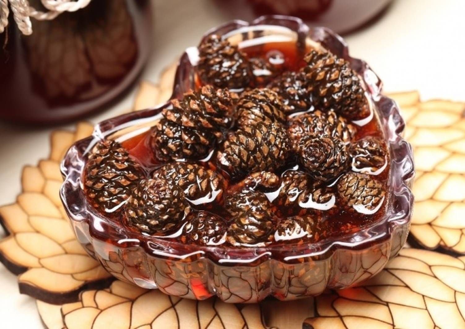 Шоколадная шишка с орехами и медом
