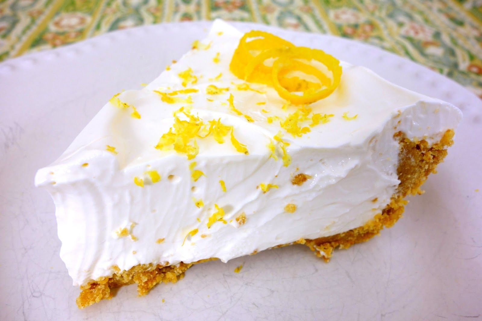 Лимонный торт в суффиксе полного. Лимонно меренговый Пай. Лимонный торт. Торт с лимоном. Торт с лимонным курдом.